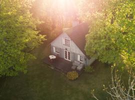 Vanatuuliku log house with sauna บ้านพักในLaevaranna