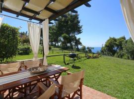 Beautiful view villa in Possidi, Halkidiki โรงแรมที่มีที่จอดรถในKalandra