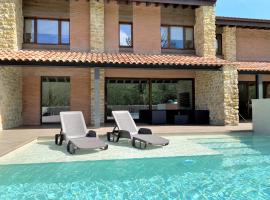 2 Apartamentos en villa con piscina privada en Asturias El Marquesau、Noriegaのホテル