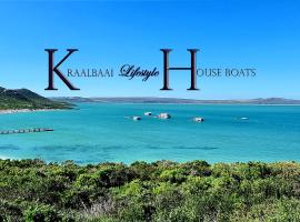 Kraalbaai Lifestyle House Boats, hôtel à Langebaan près de : Postberg Flower Reserve