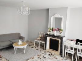 Maison de village - Suite Baroque cosy et élégante à 1 h de Paris proche Fontainebleau, holiday home in Flagy