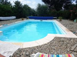 Chambre studio cuisine indépendant 2 pers piscine, hotel cerca de The Casino Fumades les Bains, Rousson