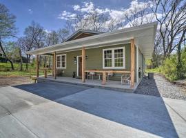 Modern Retreat with Deck Walk to White River!, hotelli kohteessa Cotter