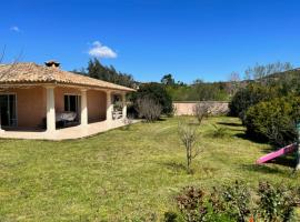 Spacious Family House Near The Sea, hotel dengan parkir di Porto-Vecchio