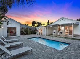 Bright 1940s beach cottage with cabana plus private pool, hotel v destinaci Saint Augustine Beach