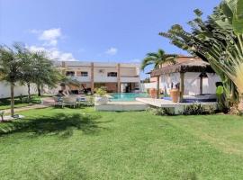 Maravilhosa casa de praia,cama balinesa โรงแรมที่มีสระว่ายน้ำในบาร์ฮา เจ จากุยเป