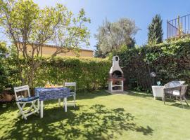 Bonita casa adosada con jardín privado y piscina comunitaria, hotel in Calella de Palafrugell