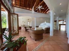 Casa De Lisa 2 Suites, rumah kotej di Dominical
