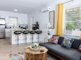 Beautiful Casita with King Bed and private patio Close to Calle 8, MIA Airport, Coral Gables
