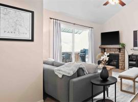 Cozy Top Floor Condo with Mountain Views, ξενοδοχείο σε Παρκ Σίτι