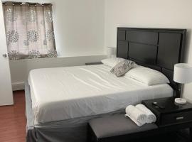 King suite with free parking Wi-Fi Smart tvs Laundry Close to Hamptons and NYC, apartment in Bellport