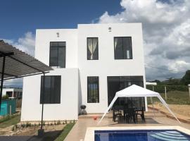 Villa con piscina privada y zona bbq en condominio, hotel v destinaci Carmen de Apicalá