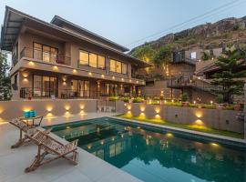 SaffronStays Cinco Elementos, Panchgani - stunning valley view pool villa，潘奇加尼的Villa