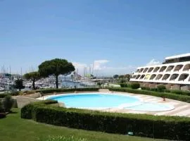 Studio avec loggia entre port, plage et piscine