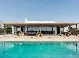 Villa Tramuntana, Contemporary and amazing villa with private pool, hotel pantai di Cap d'en Font