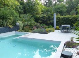 Villa d’archi. piscine privée en écrin de verdure, cabaña en Mérignac