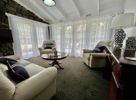 Elegant bluestone cottage located at the Red Hill Peony Estate, lantligt boende i Red Hill