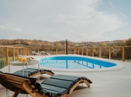 Luksuzna drvena kuća Babylonica sa bazenom,teniskim terenom i wellnesom โรงแรมที่มีที่จอดรถในPetrinja