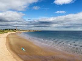 Hightide Seaside Apartment with Beach & Spanish City Views, apartment in Whitley Bay