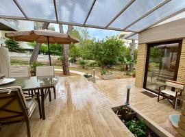 Amazing Garden House, hotel berdekatan Tasik Vouliagmeni, Athens