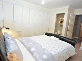 Luxury 5 Bedroom House with Free Parking on Site, hotel con estacionamiento en Hornchurch