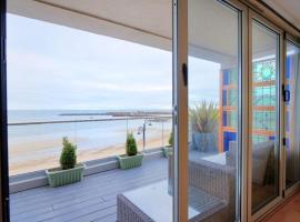 Largigi offering two amazing panoramic sea front apartments، فندق عائلي في ليم ريجيس