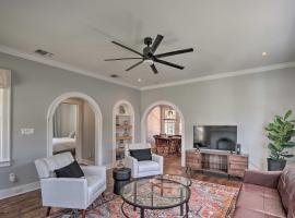 Historic Home with Yard Near St Marys Strip!, ξενοδοχείο στο Σαν Αντόνιο