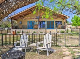 Charming Burnet Cottage with Lake View and Porch!, chata v destinácii Burnet