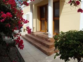 Paphos Apartment with Private Pool, hotel com piscina em Mesoyi
