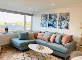 Lees Lookout Holt ,2 bedroom luxury apartment with private parking, luksushotel i Holt
