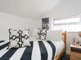 3 Bedroom Adom Home 4 Beds- 5 Mins to Hull Stadium- Close City Centre