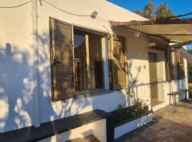 Cosy home with private parking near by sea, Ferienhaus in Siniscola