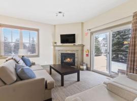 Blue Mtn Getaway in Historic Snowbridge Chalet, hotel con alberca en Collingwood