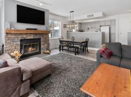 Condo With Blue Mtn Village In Your Backyard, hotel di Blue Mountains