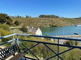 Appartement T3 vue mer Sauzon balcon et parking privé、Sauzonのアパートメント
