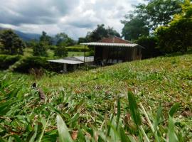 Casa Campo alojamiento campestre para descanso en Calarcá Quindío, guest house in Potosí