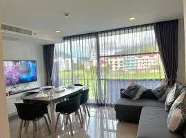 Kris - Modern Spacious 2 Bedroom Condo with Pool