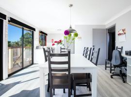 Sirius Retreat Pet Friendly 3 Mins Walk to St George Basin, Hotel in Sanctuary Point