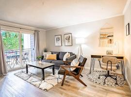 Condo with king bed, walk to Microsoft & park, apartment in Bellevue