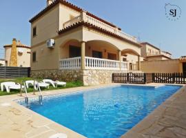 Chalet con piscina (A), hotel a Les tres Cales