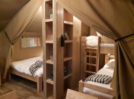 Tente Familiale au Camping Hautoreille, budgethotel i Bannes