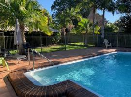 Sunny, 2-bedroom apartment with pool, 200m from Caseys beach, holiday rental sa Batehaven