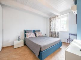Fano में, होटल GuestHost - La Marina Apartment with Patio & Parking