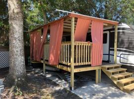 Social Distanсing Approved Nature Getaway!, glampingplads i Naples