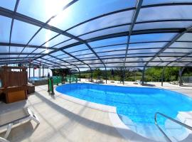 Camping Les Terrasses de Dordogne, hotel cu parcare din Rouffignac Saint-Cernin