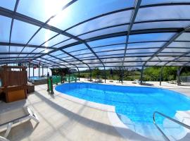 Camping Les Terrasses de Dordogne, hôtel à Rouffignac-Saint-Cernin-de-Reilhac