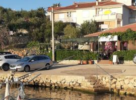 Apartments and rooms LJUBICA, bed and breakfast en Lun