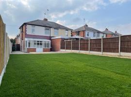 Worksop Newly Refurbished 3-Bedroom House, hotel in Worksop