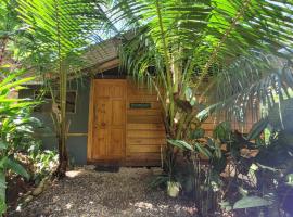 Private jungle “Loft del Rio” river access, cabin in Uvita