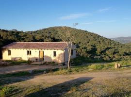 Casa Stazzutz, alojamento para férias em Luogosanto